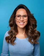 Obraz premium A woman wearing glasses and a smile on her face