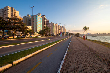   pôr-do-sol e a avenida beira-mar norte de Florianópolis, Santa Catarina, Brasil Florianopolis