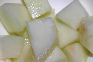 chopped melon ready for consumption. chopped green fruit. sliced ​​melon. green natural food.