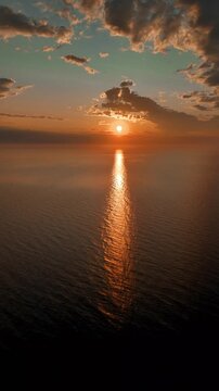 zach&oacute;d słońca nad morzem film z drona