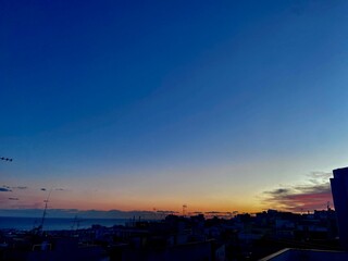 Puesta de sol desde una ventaja en la ciudad