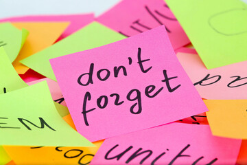 handwritten do not forget text on sticky note