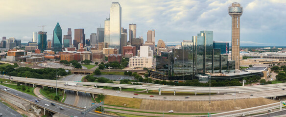 Obraz premium Freeway traffic and Downtown Dallas cityskyline, Texas, United States.