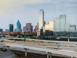 Obraz premium Freeway traffic and Downtown Dallas cityskyline, Texas, United States.