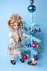 Il Natale vintage, con albero celeste e bambola   