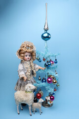 Il Natale vintage, con albero celeste e bambola   
