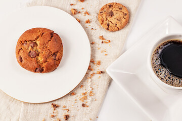 deliciosos cookies artesanais em fundo rústico com gotas de chocolate e um copo de leite, 