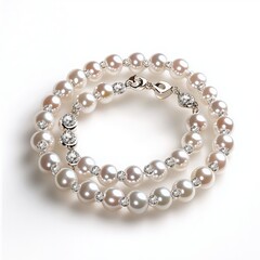 Obraz premium Elegant pearl bracelet adorned with sparkling crystals, perfect for adding charm to any outfit or special occasion.