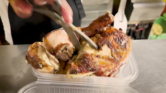Video de delicios pollo a al brasa humeante, comida peruana