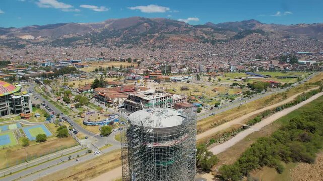 Video de vuelo de dron sobre zona en crecimiento urbano