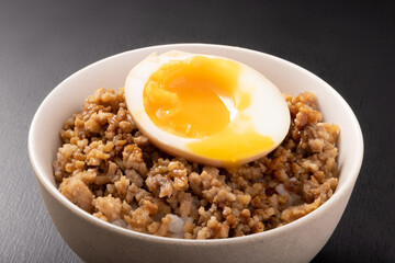 豚そぼろご飯　煮卵のせ