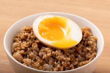 豚そぼろご飯　煮卵のせ