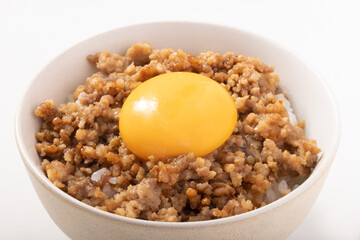 豚そぼろご飯　卵黄のせ
