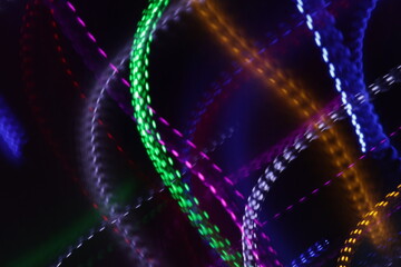 Una toma de cerca de varias luces de colores en movimiento en la oscuridad. Movimiento de cámara  © Elika R