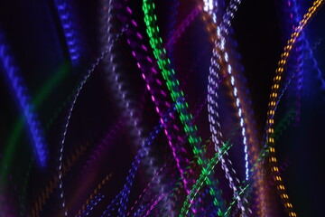Una toma de cerca de varias luces de colores en movimiento en la oscuridad. Movimiento de cámara  © Elika R