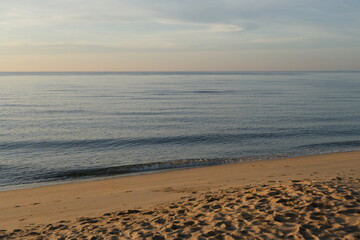 Fototapeta premium The sun rises at the sea in the morning.