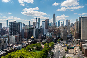 Fototapeta premium A stunning aerial view of New York cit, showcasing vibrant city streets and diverse architecture with the iconic New York City skyline