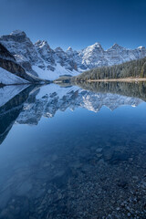 Fototapeta premium Beautiful Moraine lake in Banff national park, Alberta, Canada