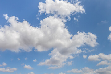 Obraz premium The unique beauty of clouds in blue summer sky over northern Israel