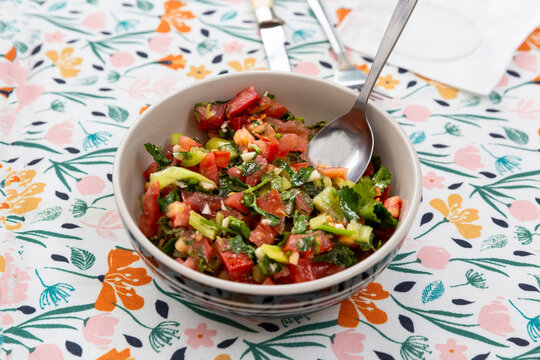 Pebre is a typical Chilean sauce, used to season broths, beans, meats or choripanes at barbecues. Its ingredients are tomato, cilantro, onion and chili.