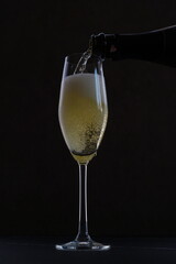 よく冷えたシャンパン（スパークリングワイン）をフルートグラスに注ぐ
