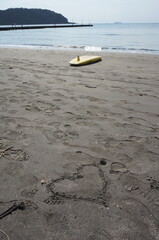 Obraz premium 砂文字跡とビーチ