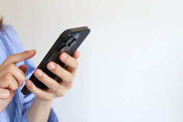 スマホを使う手元　ビジネスシーン