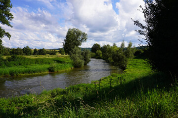 Blick auf den Fluss Enz im Enztal bei Mühlhausen an der Enz in Baden-Württemberg