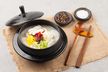 Tteokguk is a food made by thinly slicing rice cakes diagonally and boiling them in clear soybean soup.