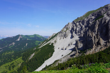 Obraz premium Die wunderschöne Bergwelt in Malbun in Liechtenstein im Sommer