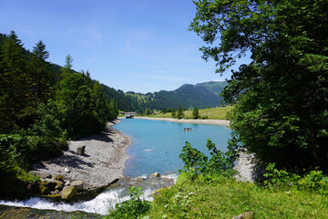 Obraz premium Blick auf den kleinen Stausee in Steg in Liechtenstein im Sommer