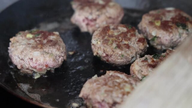 Fleischk&uuml;chle braten in der Pfanne