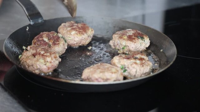 Fleischk&uuml;chle werden in der Pfanne gewendet