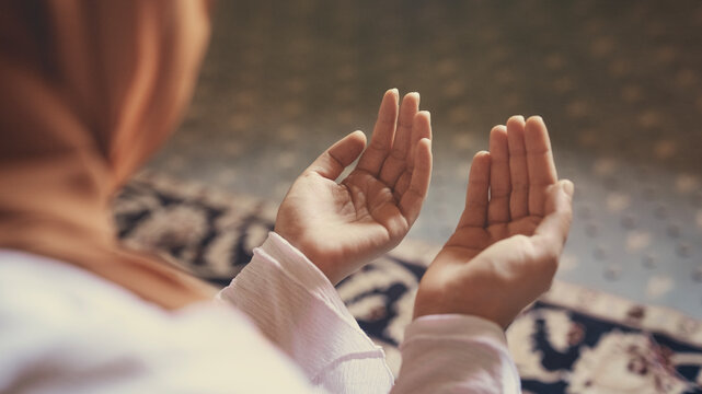 Muslim woman praying in the mosque	