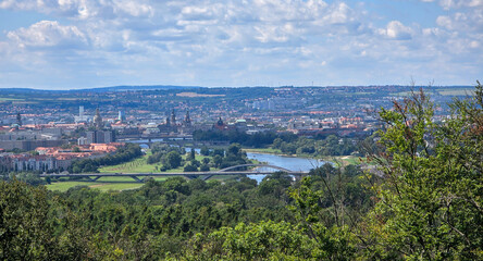 Schöner Panoramablick auf die Stadt Dresden im Sommer 