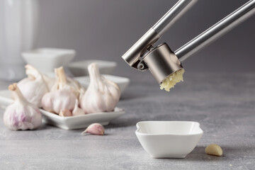 Squeeze the garlic with a garlic press.