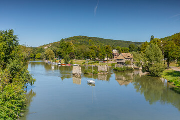 Obraz premium Randonnée en bord de Seine avec le Vieux-Moulin en Normandie
