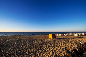 Plaża w Kołobrzegu podczas zachodu slońca.