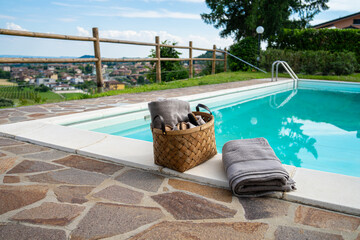 vacanza estiva bordo piscina asciugamani e ciabatte
