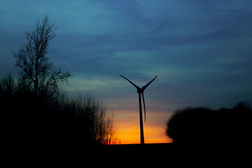 Windrad bei Sonnenuntergang