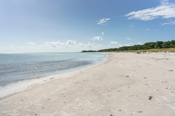 Flacher Sandstrand an der Ostsee auf der Insel Bornholm
