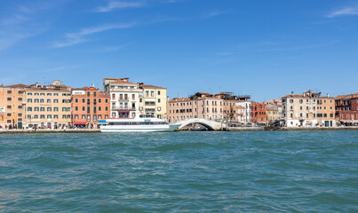 Vue des maisons de Venise depuis la mer avec grand bateau de tourisme