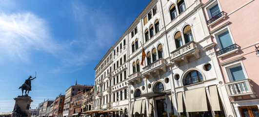Maisons sur la rue des Schiavoni à Venise