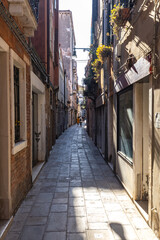 Ruelle étroite pavée à Venise