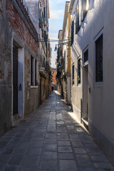 Ruelle étroite pavée à Venise