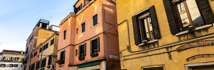 Maisons orange et jaune à Venise