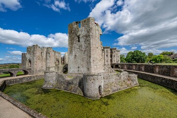 Fototapeta premium raglan castle, wales