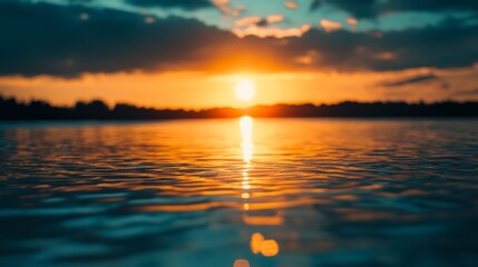 Obraz premium Close-up of a beautiful sunset over the water with blurred background