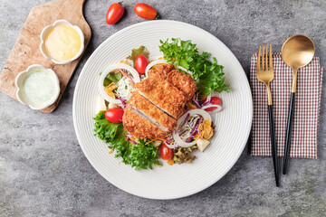 Salad with fried breaded pork A healthy and delicious dish with protein and nutrients from various vegetables, served with mayonnaise and sour sauce.