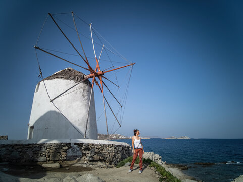 Mykonos mulino a vento, in una bella giornata di sole nelle Cicladi del Mar Egeo